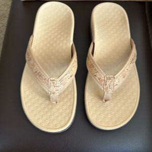 New Vionic Flip Flops Sz 9